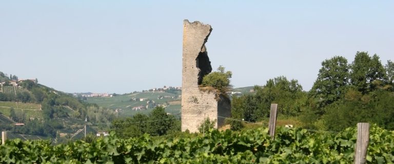 Luoghi pavesiani - La torre medievale di Santo Stefano Belbo